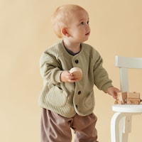 カーキベージュ／モデル身長77cm・80サイズ着用