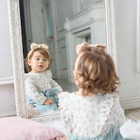 オフホワイト花柄×サックス／モデル身長72cm・70サイズ着用・体重9.5kg