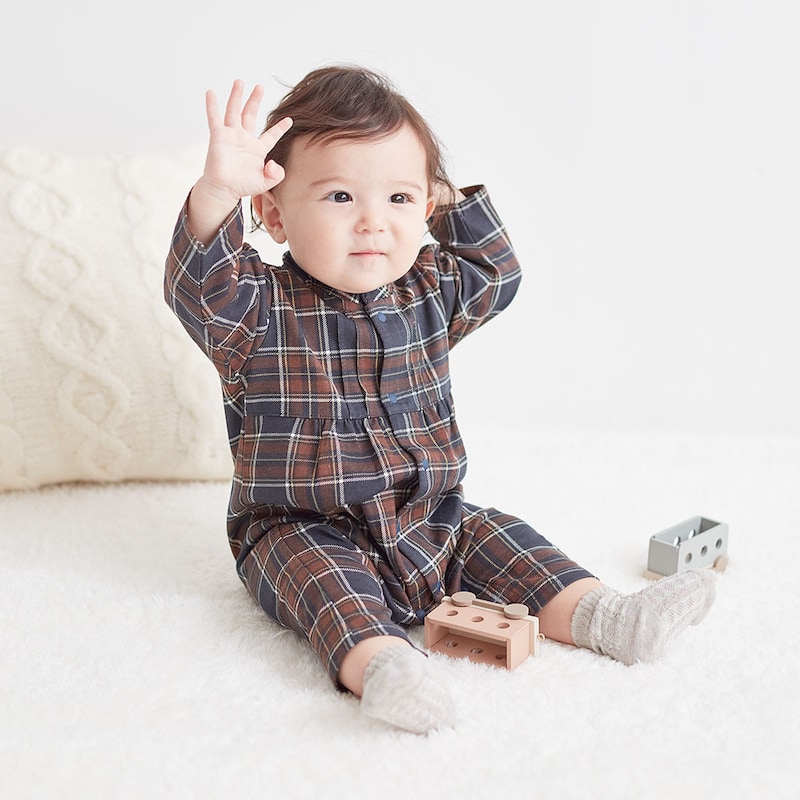 ネイビーチェック／モデル身長66㎝・70サイズ着用