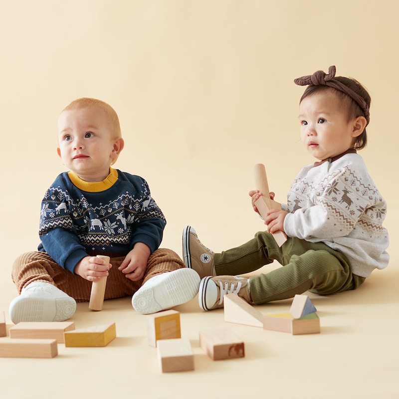 左：モデル身長77cm・80サイズ着用、右：モデル身長77cm・80サイズ着用