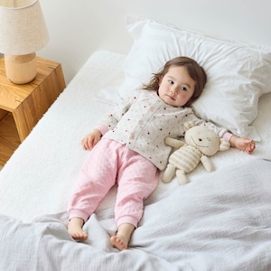 オートミール×ピンク／モデル身長85cm・80サイズ着用・体重11kg
