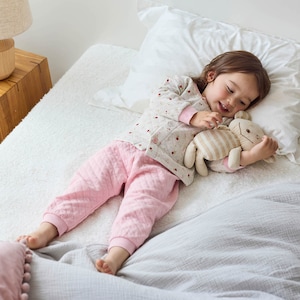オートミール×ピンク／モデル身長85cm・80サイズ着用・体重11kg