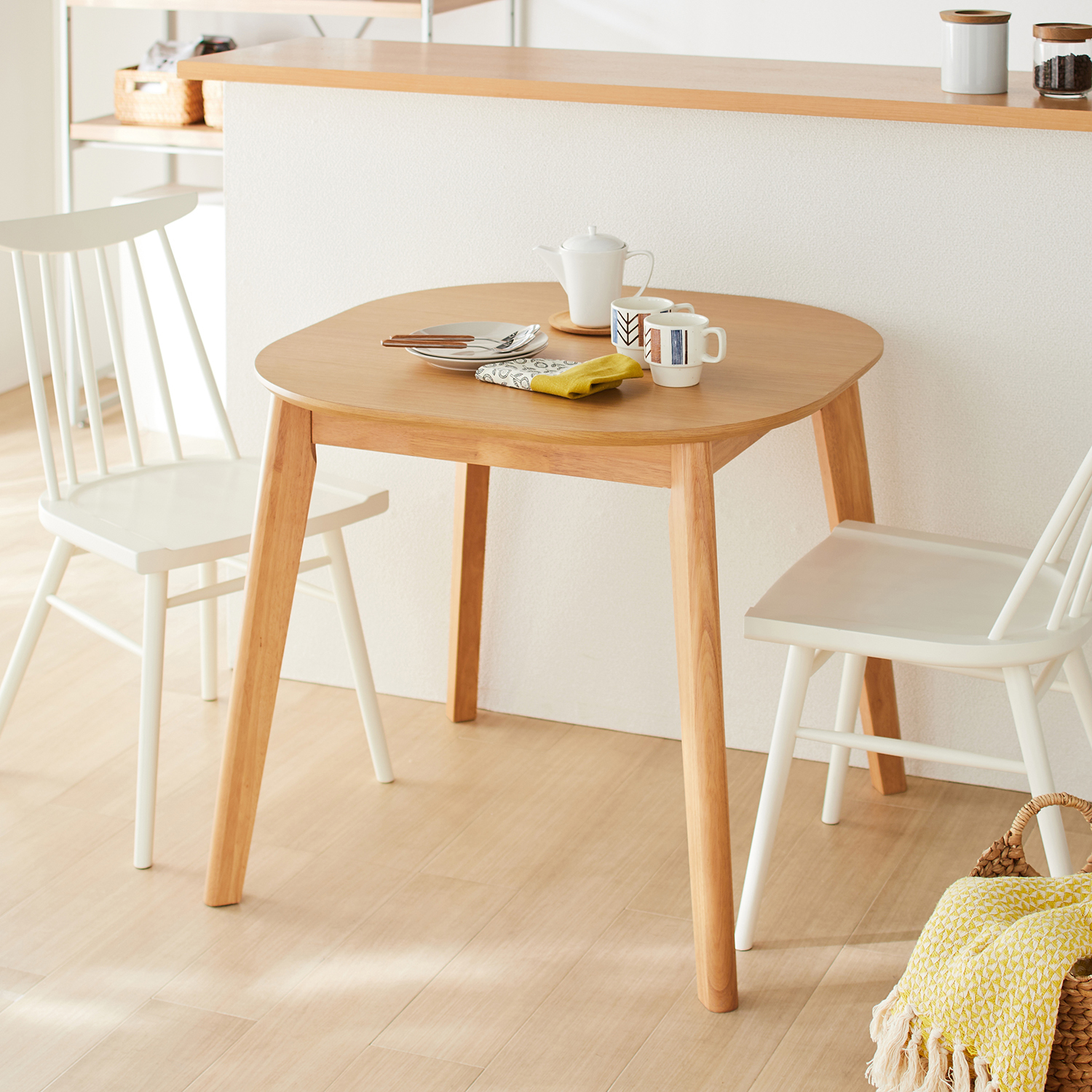 【ベルメゾン】やさしい丸みのコンパクトダイニングテーブル