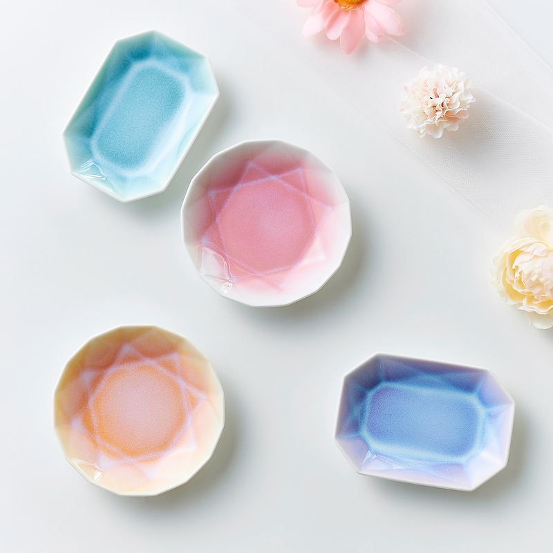 まるで宝石のように艶やかで透明感のあるこの豆皿は、「結晶釉」という技法でつくられています