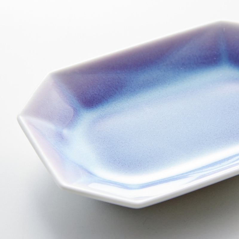 白磁に淡くまとった色とりどりの釉薬