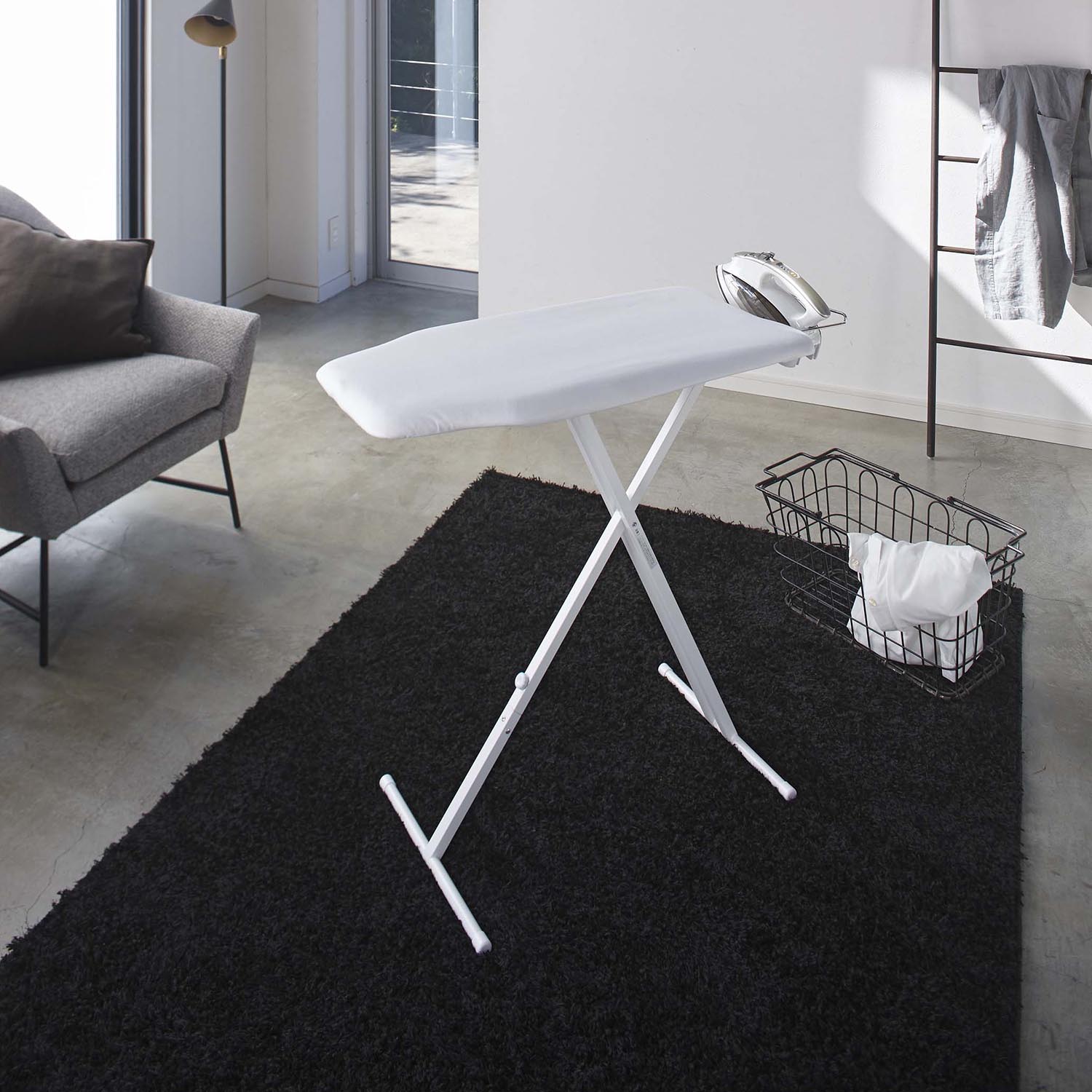 【タワー/tower】軽量スタンド式アイロン台 【タワー/tower】軽量スタンド式アイロン台