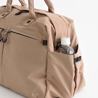 ハンドルを収納して、そのまま手持ちのボストンバッグとして。