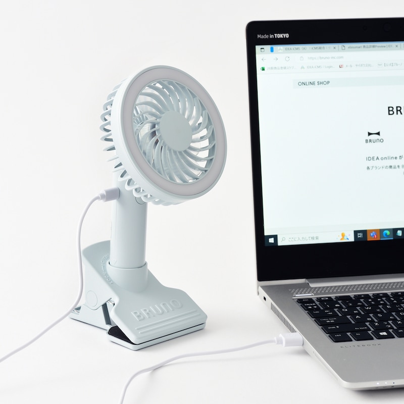 USB端子からの充電が可能です。