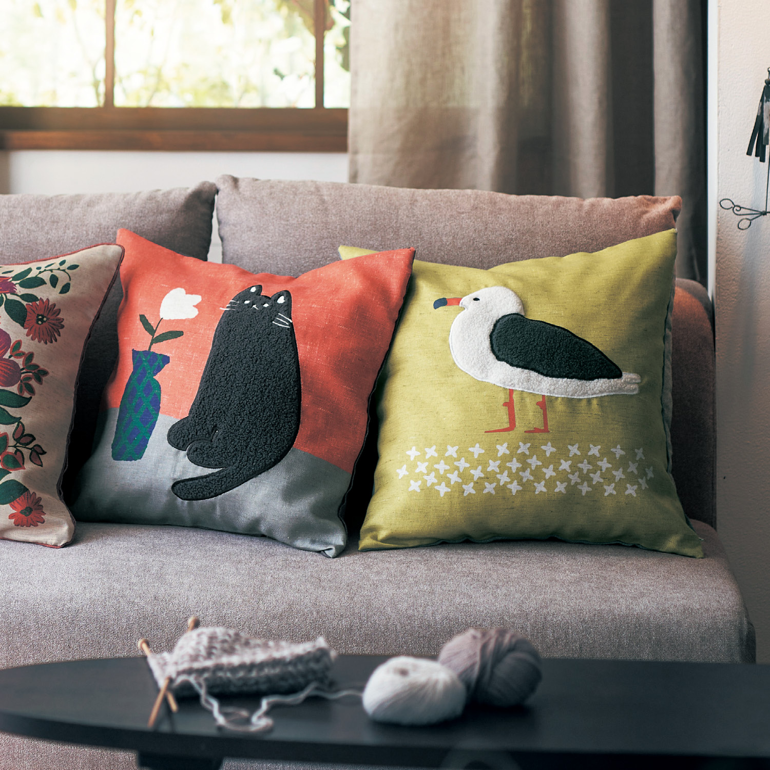 一目惚れデザインの刺繍クッションカバー・座布団カバー 一目惚れデザインの刺繍クッションカバー・座布団カバー