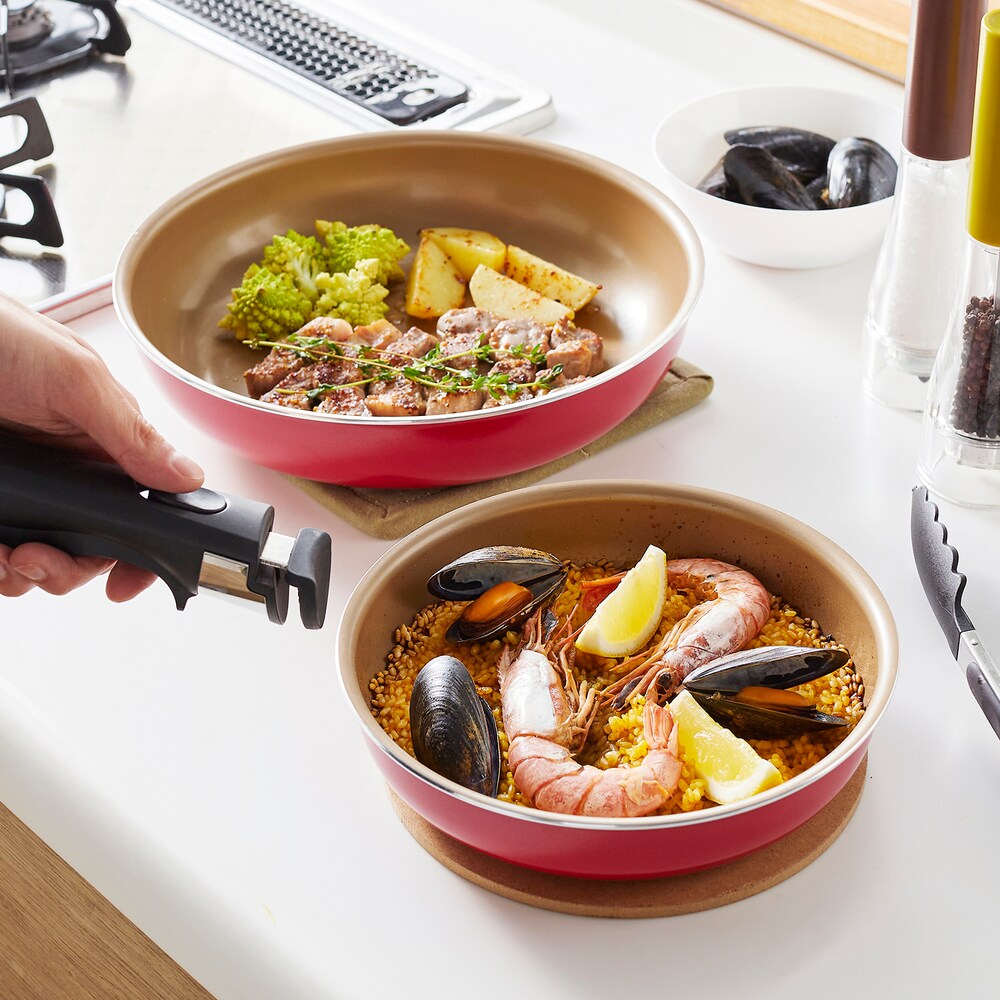 フライパンを重ねてコンパクト収納可能一般的なフッ素樹脂コーティングとは一味違う!製品への自信が、「内面フッ素のはがれに500日保証」に表れていますアンカー構造でツルすべが長持ちこびりつきにくいから、調