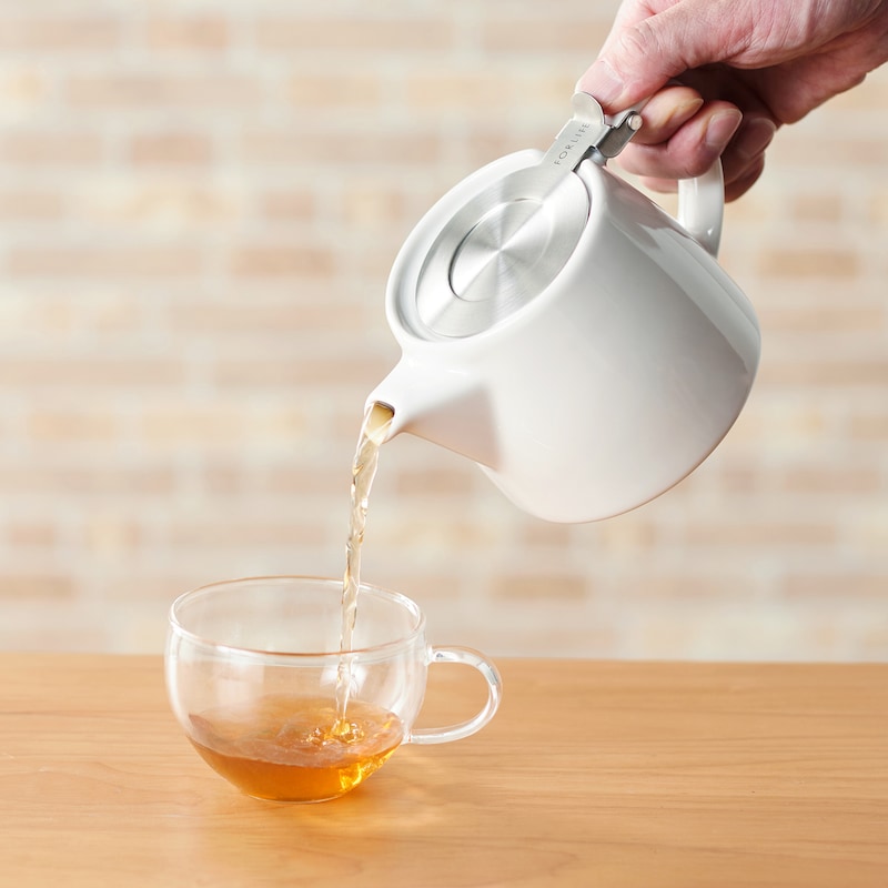 蓋とボディが固定されているため、ワンハンドで簡単にお茶を注げ、蓋の落下の心配がありません