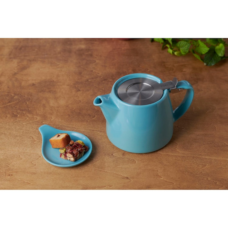 南国をイメージさせるターコイズブルーは、リゾートカフェスタイルなテーブルコーディネートにも