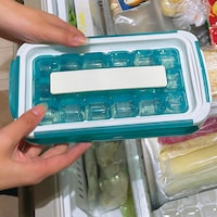 場所を確保しにくい冷凍庫内で自由自在に製氷できる
