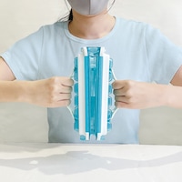 取っ手を引っ張って氷を取り出します