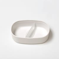 盛りつけの見映えの邪魔をしない透明の仕切り付き