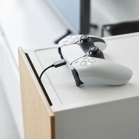 天板にはスリット穴が開いているため、そこからコードを出すことができます。