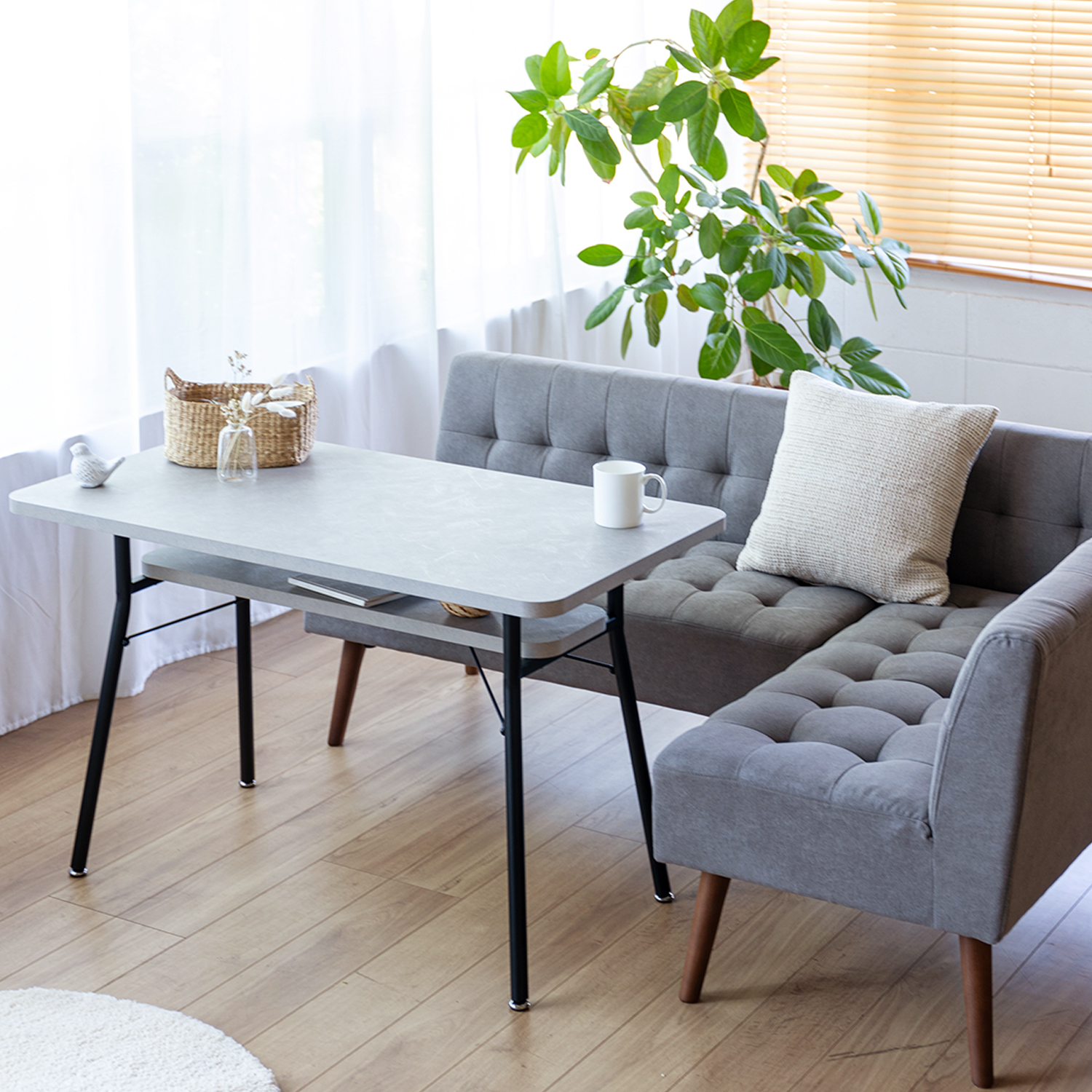 【ベルメゾン】ダイニングソファーに合う棚付きコンパクトダイニングテーブル「mildシリーズ」