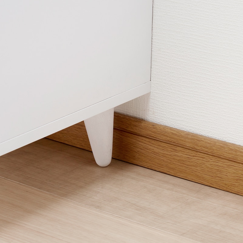 脚部が巾木を避けてくれるので壁面にぴったり設置できます。