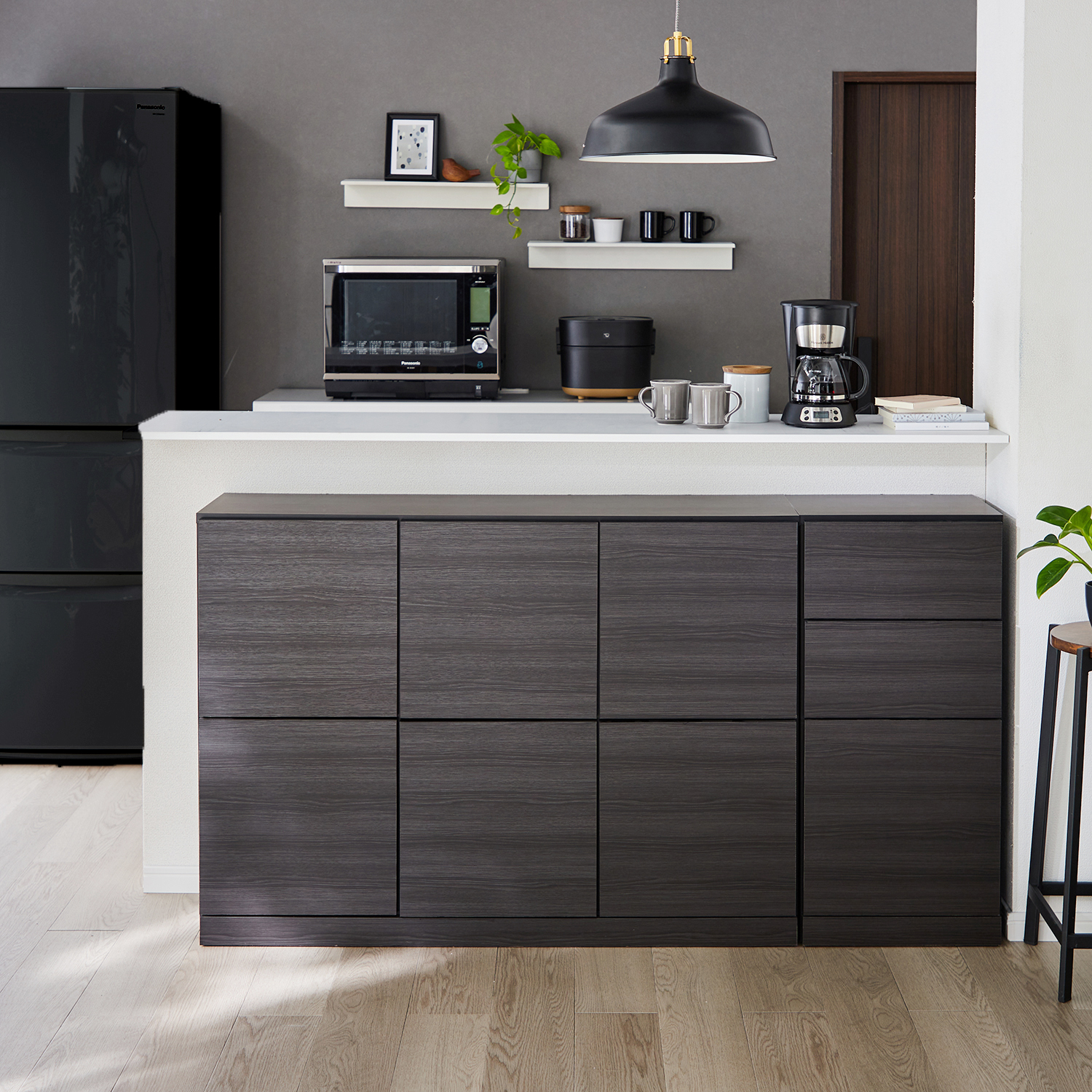 【ベルメゾン】ブラックカラーのモダンキッチンカウンター下収納