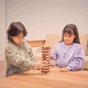 左)ベージュ／113cm・110、右)ライトラベンダー／109cm、110