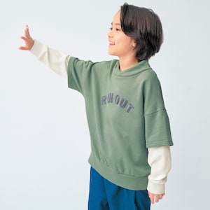 スモーキーグリーン／モデル身長123.5cm・サイズ130