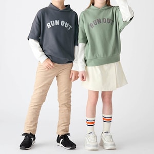 左）チャコール／132cm・130サイズ、右）スモーキーグリーン／133cm・130サイズ