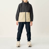ブラック／モデル身長113.5cm・110サイズ着用