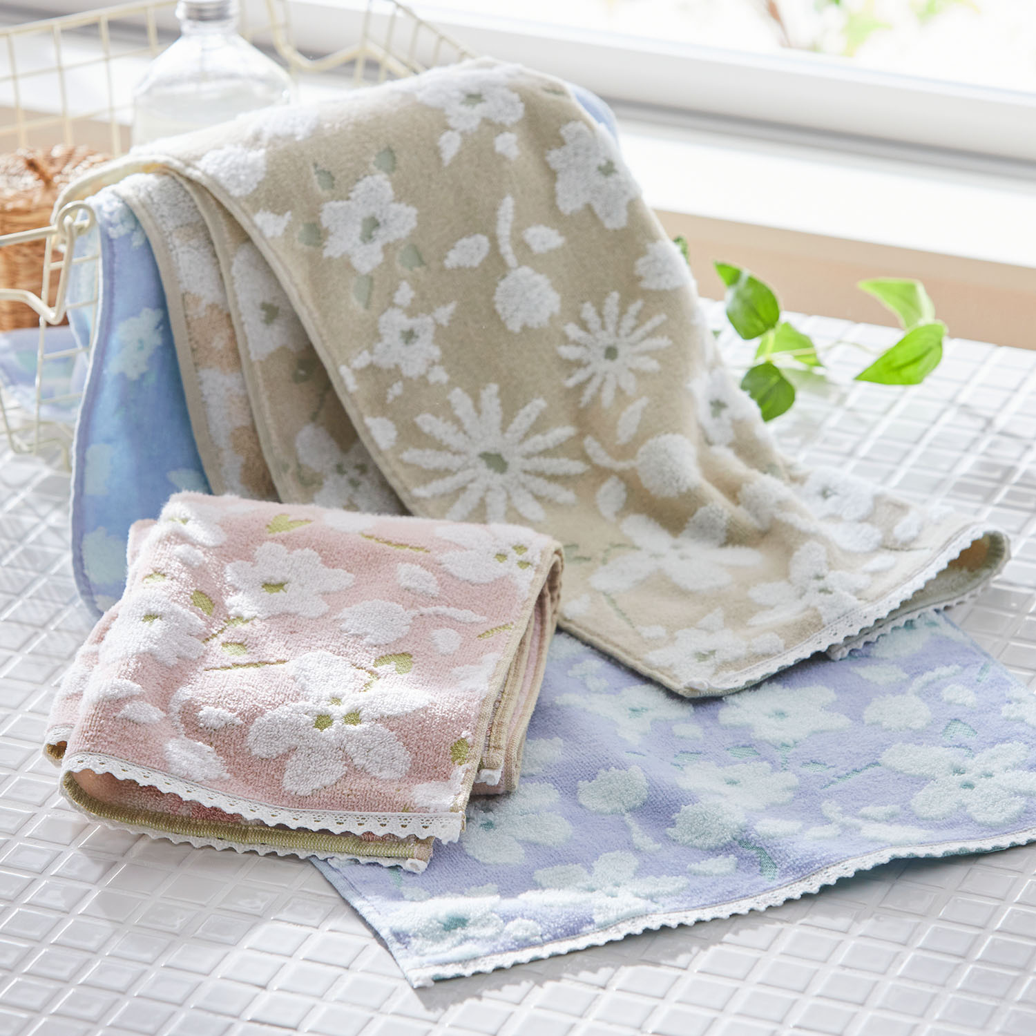 【ベルメゾン】裾のレースが可愛いフラワーデザインタオル 【ベルメゾン】裾のレースが可愛いフラワーデザインタオル