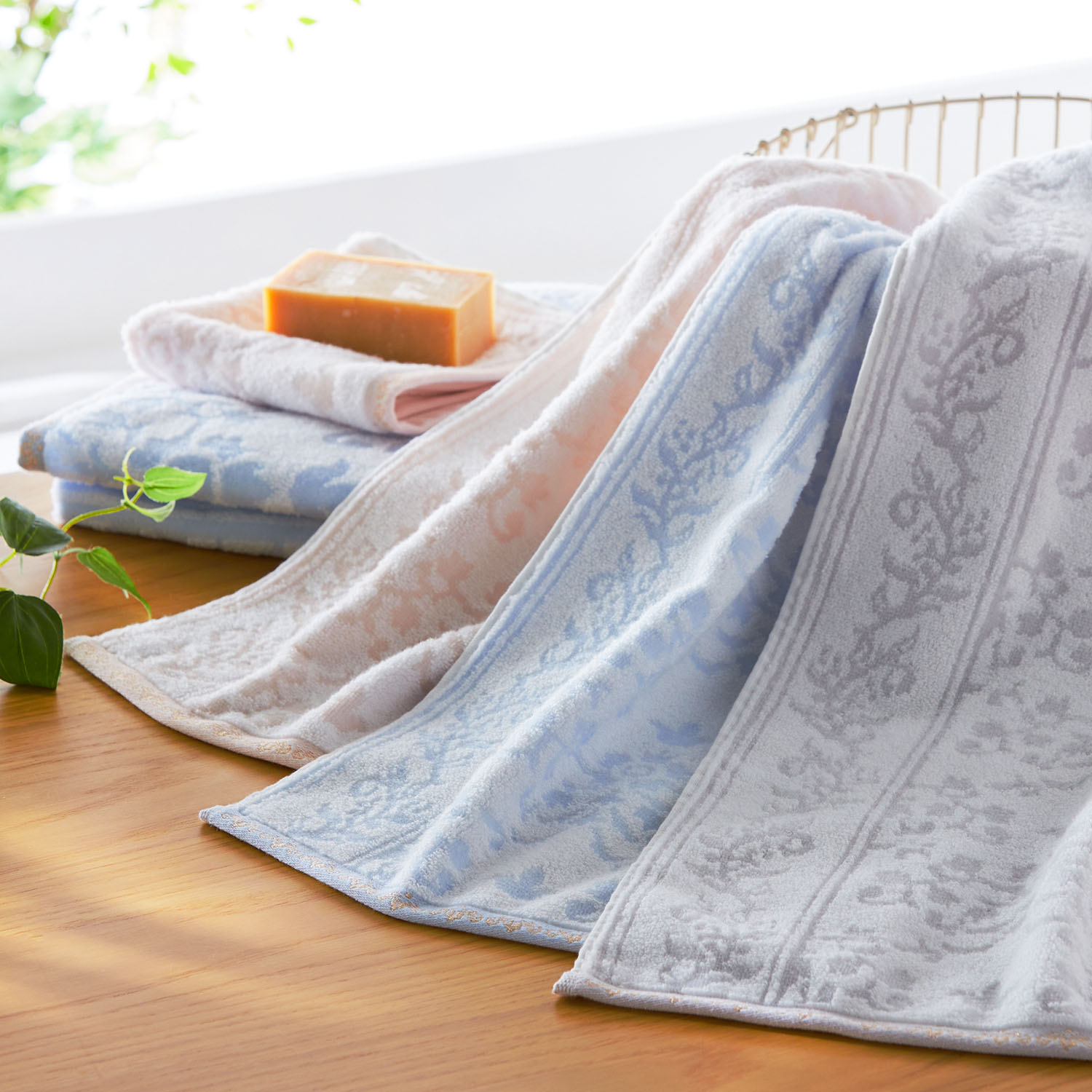 【UCHINO】【アウトレット】オーナメントデザインの無撚糸タオル