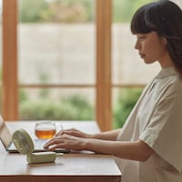 角度調節できて、卓上ファンとしても使える
