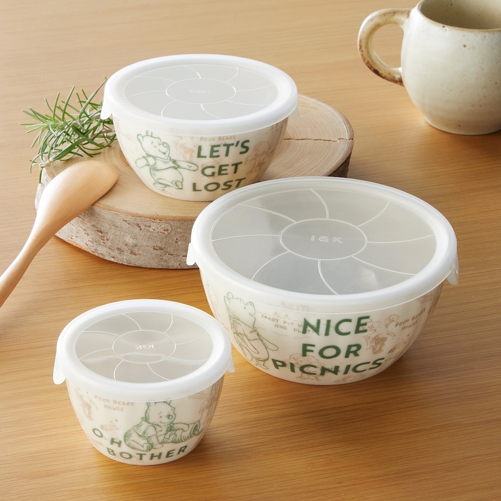 保存容器として使え、そのまま食卓にも出せる便利なレンジパックセットくまのプーさんの暮らしをシンプルに描いたデザイン背景には、プーさんが暮らす100エーカーの森の地図が描かれているサイズの異なる2点セッ