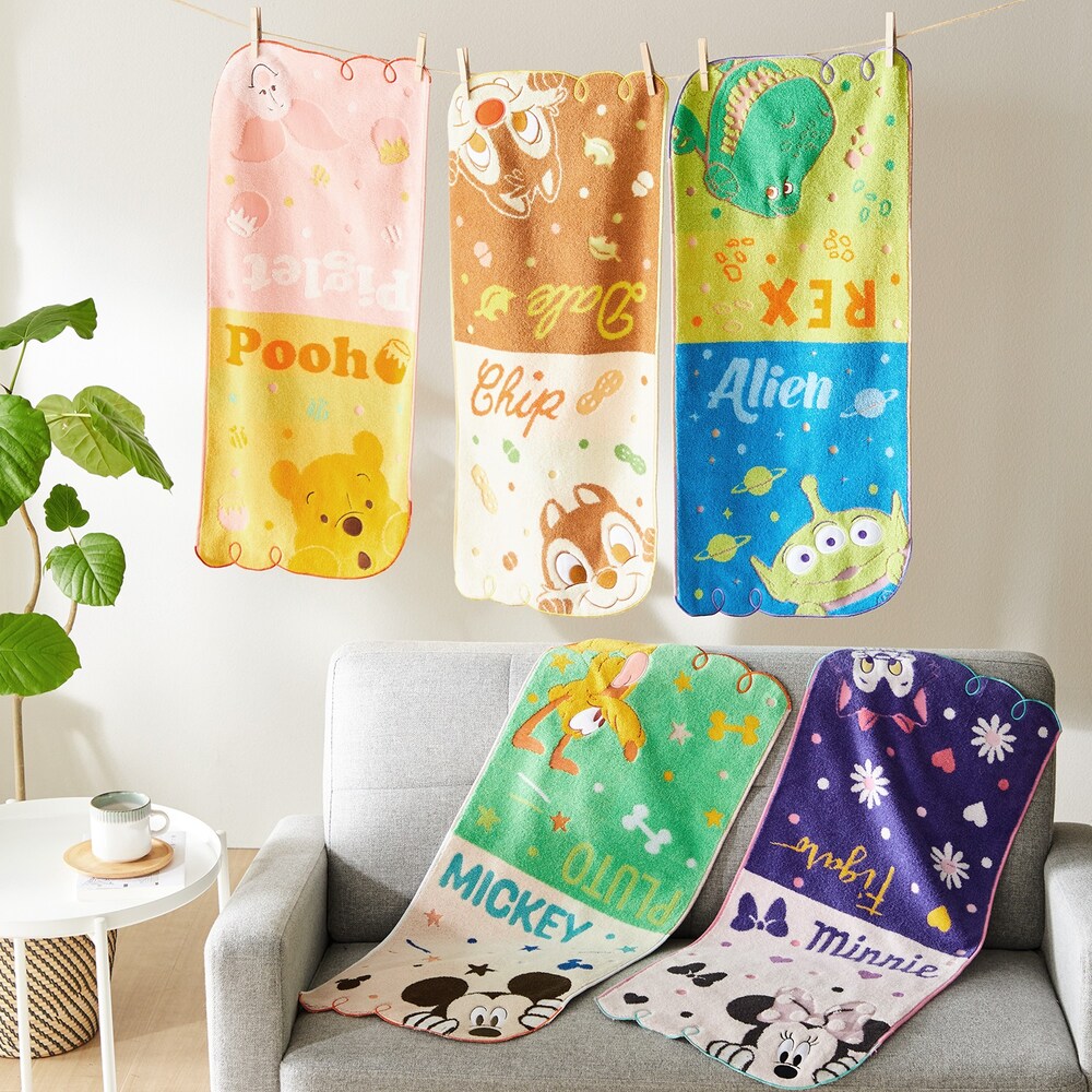 キャラクターたちがひょっこり顔をのぞかせた姿がかわいい!広げるとまん中から絵柄が上下に分かれているのがポイントフェイスタオルをバーに掛ける際に、お好きな側の絵柄が選べる色鮮やかなプリントにパイルで凹凸