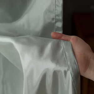 夜間はアルミ箔のような光の反射が目立ちます／ライトグリーン