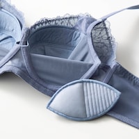 パッドは取り外し可能でバストボリュームが調整可