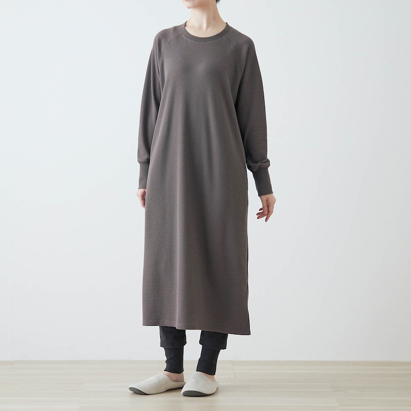 モデル身長166cm／M　※写真は撮影用のためトップス身丈+5cm・ボトム股下+4cmになります。