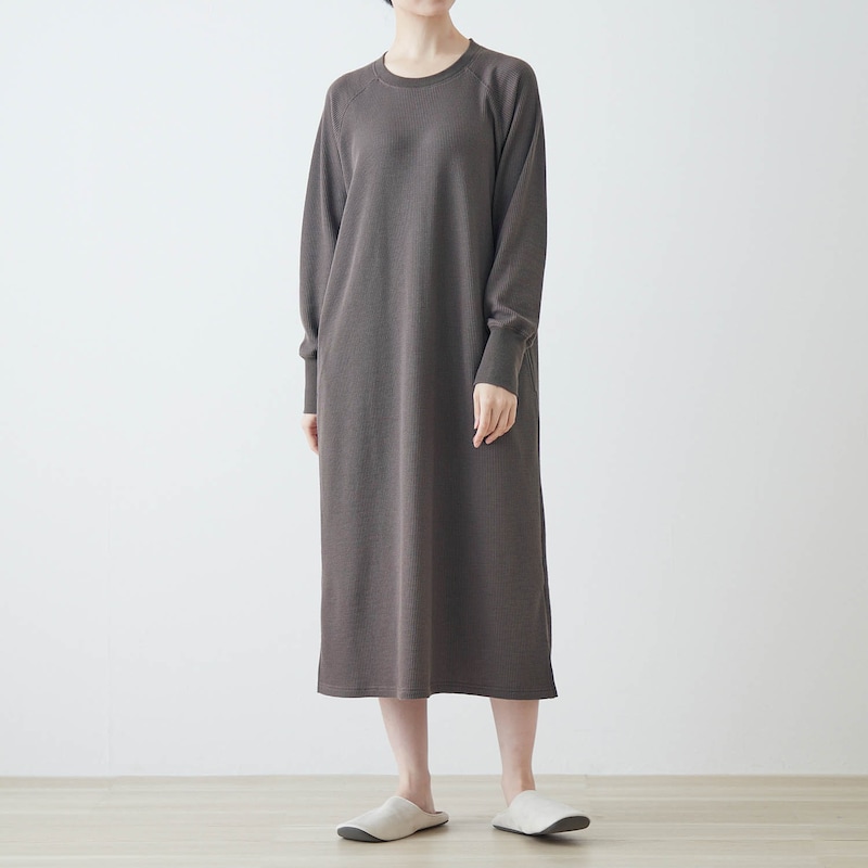モデル身長166cm／M　※写真は撮影用のためトップス身丈+5cm・ボトム股下+4cmになります。