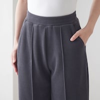 両サイドには便利なポケット付き
