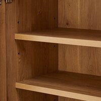 棚ダボは抜けにくいねじ込み式のダボを使用。6cmピッチで調節可。