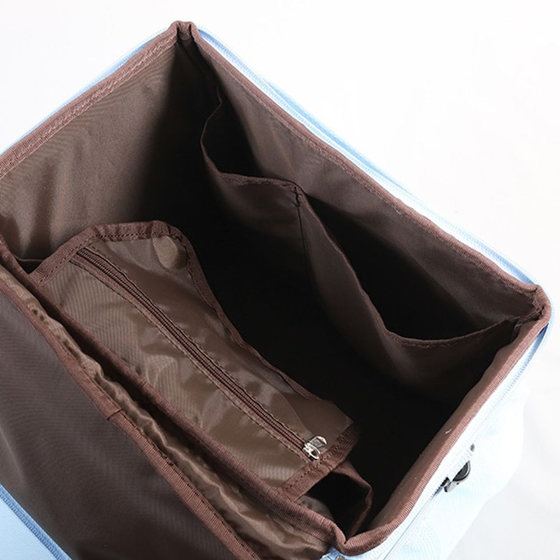 内装の背面側にはクッション性のあるポケットを装備。電子機器類を衝撃からガード