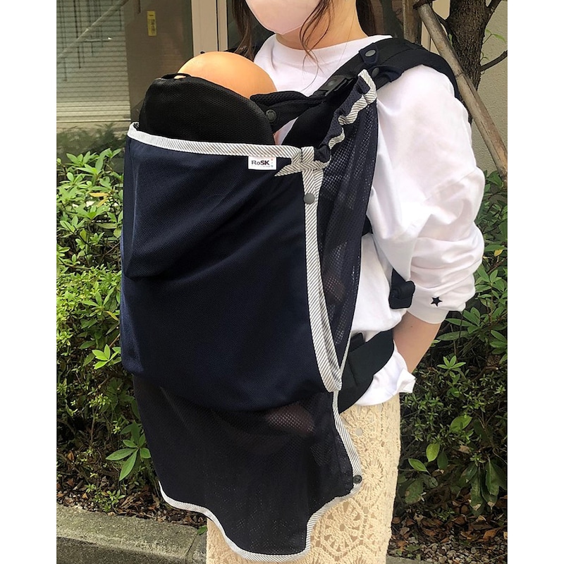 表生地を内側にめくって上部のホックで留めてロールアップすると涼しく使えます