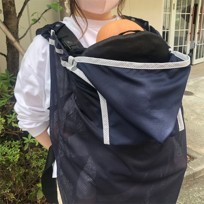 内側ポケットに表生地をしまい込んで全面メッシュのケープとしても使用可能