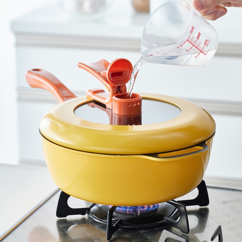 フタをしたまま水や調味料を入れられる