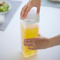 注ぎ口は指で押して跳ね上げるタイプで開け閉めが簡単です。