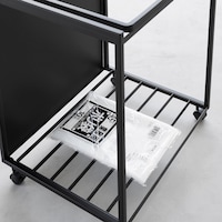 下部の棚板にはゴミ袋のストックを置いておけば取替もラク