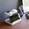 スマートフォンやスマートウォッチ、ワイヤレスイヤホンなどを、一括収納できるモバイル充電ステーション。スマートウォッチ磁気充電ケーブルを固定できるウォッチ用パッド付き。スマートウォッチの替えバンドも一緒