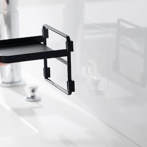 フィルムフックに掛けるだけの簡単取り付け。