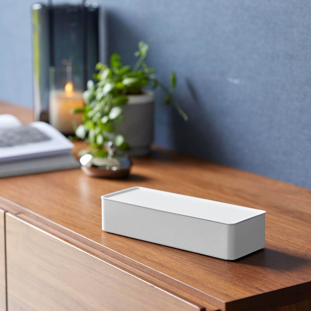 お香立ては、マグネットで蓋に取り付けて収納できます。蓋は本体に掛けておくことができます。収納トレーは仕切り付きなので、香りや種類に分けて収納することができます。仕切り付きの収納トレーは、取りはずして丸
