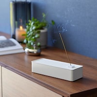 蓋の上でお香が焚けます。