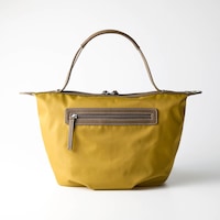 背面には便利なポケット付き