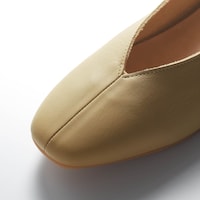 トレンドのスクエアトウをVカットに